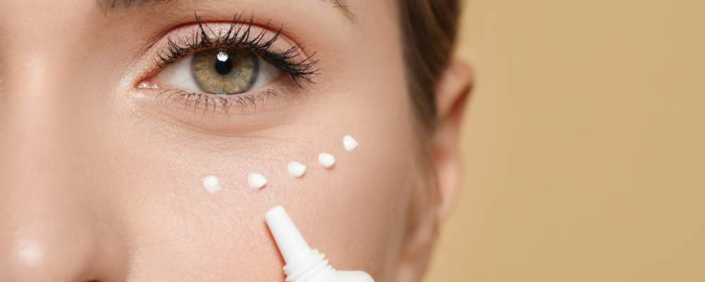 Jak nakładać krem pod oczy? Podpowiadamy