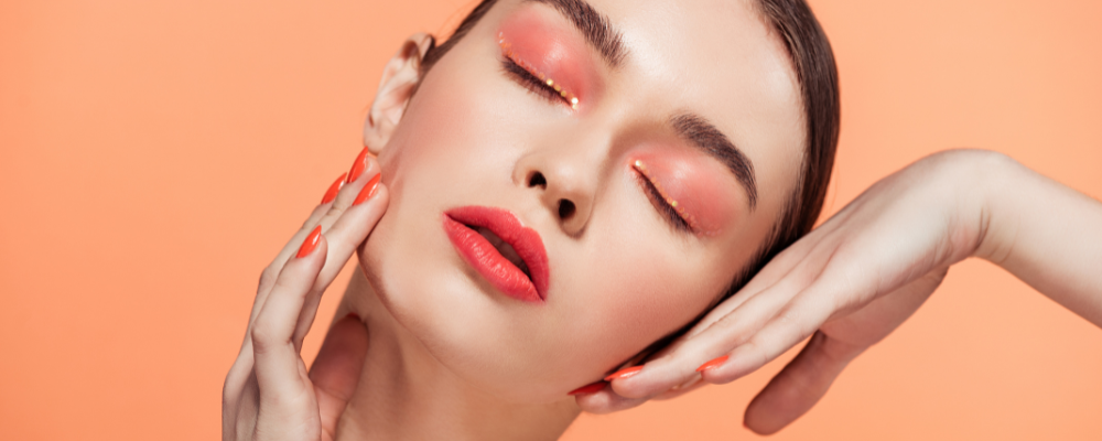 Peach Fuzz make-up: jak wykonać słynny brzoskwiniowy makijaż?
