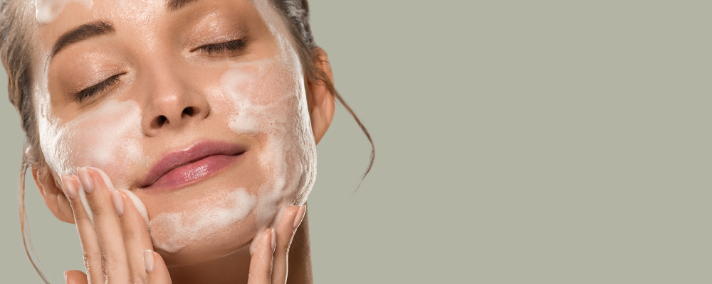 Mycie twarzy bez wody – czy to dobre dla skóry?