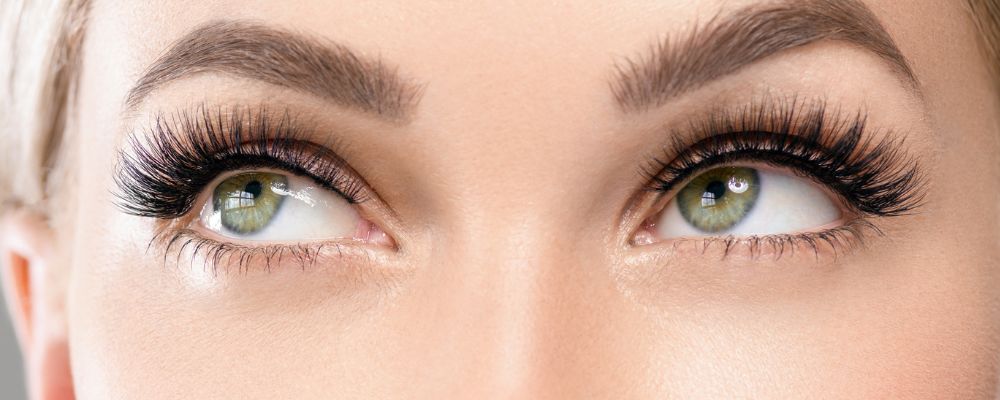 Jak przykleić rzęsy samodzielnie? Wyjaśniamy krok po kroku!