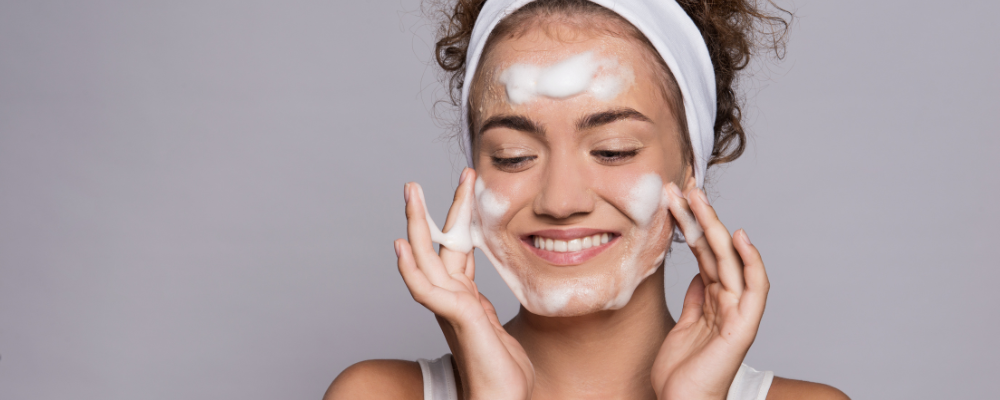 Najlepsza pianka do mycia twarzy – TOP 5 produktów z oferty Puder i Krem