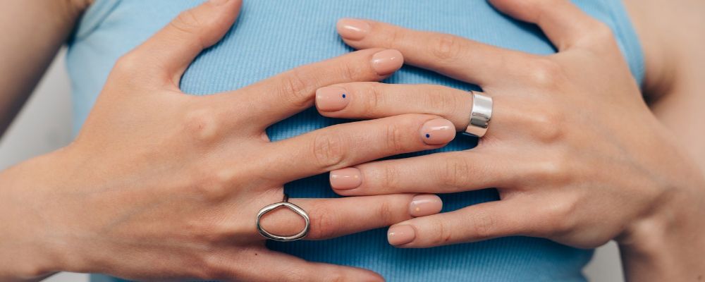Paznokcie do szkoły w stylu clean girl – subtelne i stylowe propozycje
